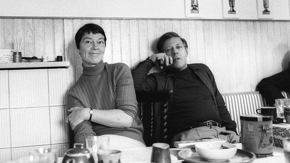 Helmut und Loki Schmidt 1972 in ihrem Haus am Brahmsee. © Friedrich-Ebert-Stiftung Foto: J.H. Darchinger