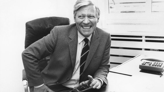 Helmut Schmidt 1983 in seinem Büro bei der "Zeit". © dpa 