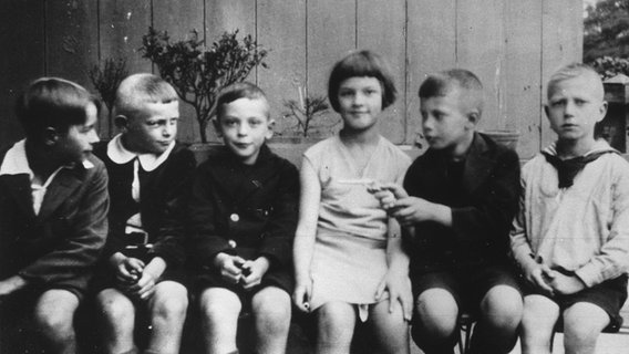 Die Feier zum zehnten Geburtstag von Helmut Schmidt 1929: Helmut Schmidt (zweiter von rechts), links neben ihm Hannelore Glaser, seine spätere Frau Loki Schmidt. © picture-alliance / Sven Simon 