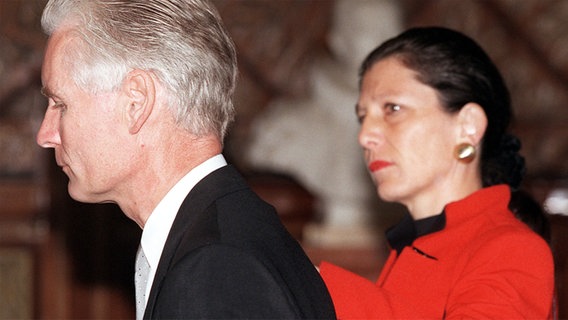 Henning Voscherau mit Ehefrau nach seinem Rücktrittt 1997 © picture-alliance / dpa Foto: Oliver Soulas