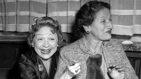 Ida Ehre (rechts) im Jahr 1953 mit der Schauspielerin Grethe Weiser © dpa-Bildarchiv 