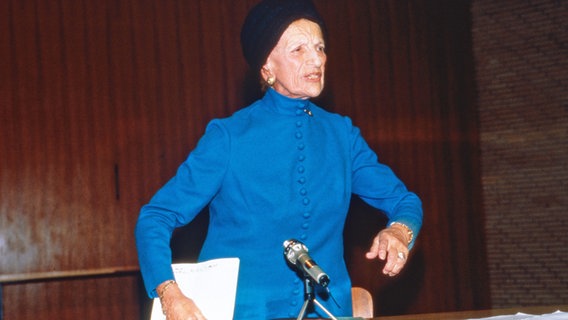 Ida Ehre 1988 bei der Verleihung der Ehrendoktorwürde der Hamburger Universität. © dpa-Bildarchiv Foto: Werner Baum