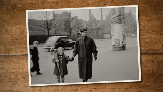 Ingeborg Illing und ihre Tochter Karen am Tag von Karens Einschulung am 14. April 1954. © Privat 