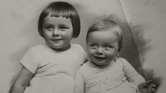 Ingeborg Illing aus Salzgitter, geborene Schröder, als Kleinkind mit ihrem Bruder Dieter, Aufnahme um 1923. © Privat 