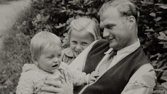 Wilfried Illing mit Tochter Karen und Sohn Helmut Mitte der 50er-Jahre. © Privat 