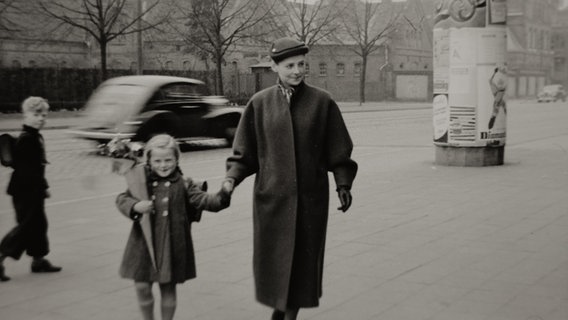 Ingeborg Illing und ihre Tochter Karen am Tag von Karens Einschulung am 14. April 1954. © Privat 