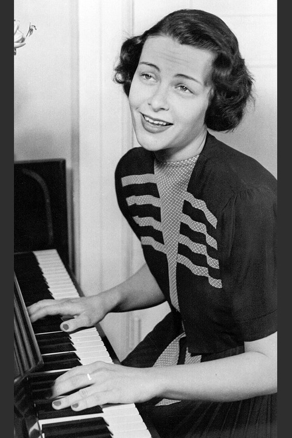 Das undatiertes Foto zeigt Ilse Werner als junges Mädchen am Klavier. © Picture-Alliance 