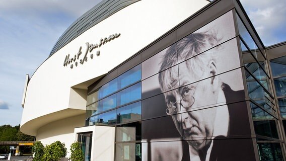 Das Horst-Janssen-Museum in Oldenburg (Ostfriesland) mit einem großen Schwarz-Weiß-Porträt des Künstlers an der Fassade (03.12.2009) © picture alliance / DUMONT Bildarchiv Foto: Martin Kirchner