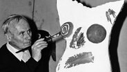 Maler Joan Miró arbeitet am 28. Juni 1967 an einer Skulptur © picture alliance / ASSOCIATED PRESS 