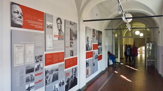 Willy-Brandt-Ausstellung im Inneren des Johanneums in Lübeck © NDR Foto: Irene Altenmüller