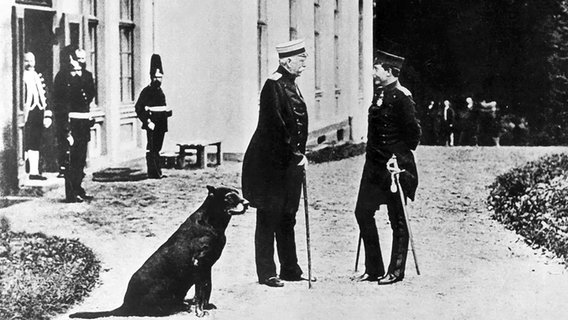Reichskanzler Otto von Bismarck (links) und Kaiser Wilhelm II. bei einem Treffen in Friedrichsruh im Oktober 1888. © dpa-Bildfunk 