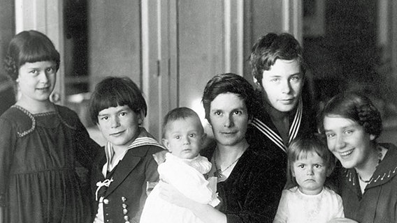 Katia Mann mit ihren sechs Kindern um 1925. © picture-alliance / Imagno 