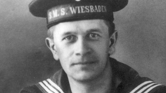 Der Schriftsteller und Marinesoldat Johann Wilhelm Kinau alias Gorch Fock auf einer undatierten Aufnahme. Der Schriftsteller und Marinesoldat Johann Wilhelm Kinau alias Gorch Fock auf einer undatierten Aufnahme. © picture alliance / dpa | Maurizio Gambarini Foto: picture alliance / dpa | Maurizio Gambarini