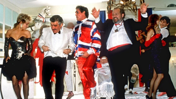 Corinna Drews, Mario Adorf und Harald Leipnitz (v.l.n.r.) in der erfolgreichen TV-Serie "Kir Royal" (Aufnahme November 1985). © dpa Foto: Ursula Düren
