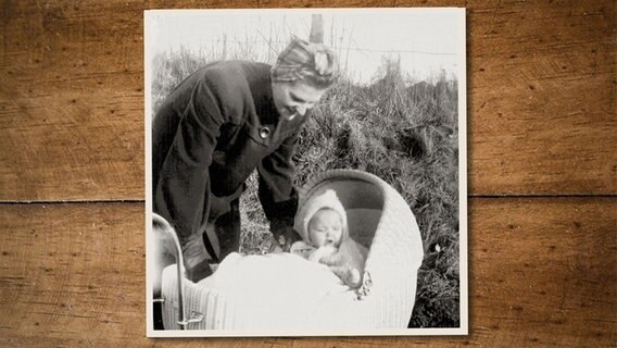 Helga Klüver aus Eckernförde 1944 am Kinderwagen mit ihrer Tochter Ingrid. © privat 
