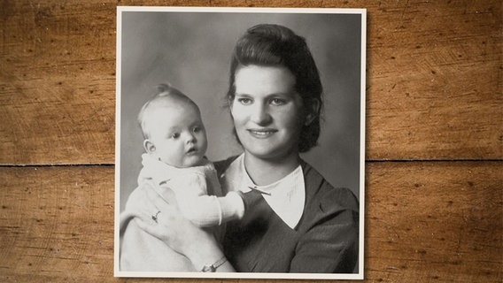 Helga Klüver aus Eckernförde 1944 mit ihrer Tochter Ingrid auf dem Arm. © privat 