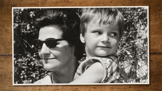 Helga Klüver aus Eckernförde mit einem ihrer Enkelkinder auf dem Arm, undatierte Aufnahme. © privat 