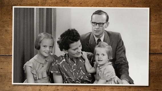 Familienfoto von Helga und Dieter Klüver aus Eckernförde mit ihren Töchtern Ingrid und Elke, undatierte Aufnahme. © privat 