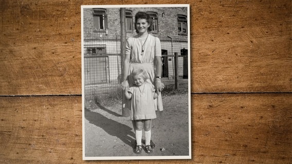 Helga Klüver aus Eckernförde 1946 mit ihrer Tochter Ingrid. © privat 