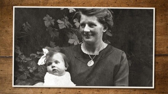 Helga Klüver aus Eckernförde als Baby auf dem Arm ihrer Mutter. © privat 