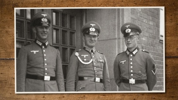 Dieter Klüver aus Eckernförde als junger Mann während seiner Militärausbildung mit zwei anderen Soldaten. © privat 