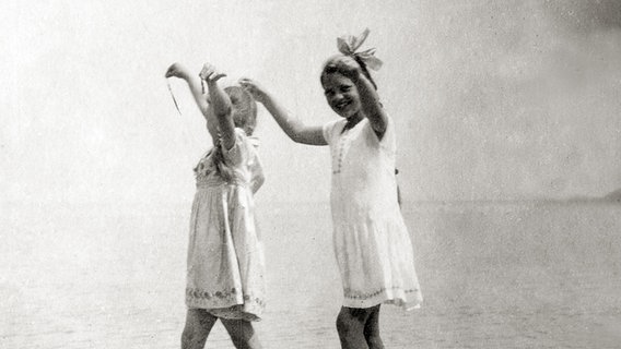 Helga Klüver als junges Mädchen mit einer Freundin am Strand. © privat 