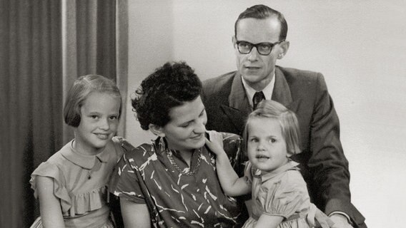 Familienfoto von Helga und Dieter Klüver aus Eckernförde mit ihren Töchtern Ingrid und Elke, undatierte Aufnahme. © privat 