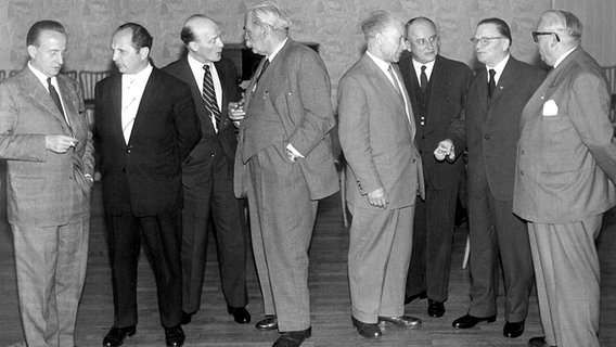 Hinrich Wilhelm Kopf (4. v.l.), erster Ministerpräsident Niedersachsens, mit seinen Ministern im Mai 1959 Hinrich Wilhelm Kopf (4. v.l.), erster Ministerpräsident Niedersachsens, mit seinen Ministern im Mai 1959 © picture-alliance / dpa / Christa Fratzer Foto: Christa Fratzer