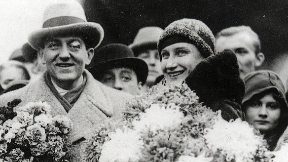 Filmregisseur Fritz Lang mit seiner Gattin Thea von Harbou bei ihrer Ankunft auf dem Franz-Josefs-Bahnhof in Wien (1930) © picture alliance / ÖNB-Bildarchiv/picturedesk 