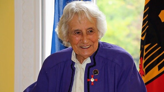 Holocaust-Übelebende Anita Lasker-Wallfisch (hier bei der Verleihung des Verdienstkreuzes 1. Klasse am 20.05.2021) © picture alliance/dpa/German Embassy London 