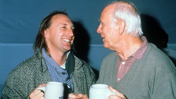 Loriot, mit bürgerlichem Namen Bernhard Victor von Bülow, am 12. Oktober 1987 mit dem Komiker Otto Waalkes (l.) während Dreharbeiten zu seinem Film "Ödipussi". © picture-alliance / dpa Foto: Jahnke