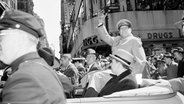 General Douglas MacArthur grüßt in die Menge bei einer Parade in New York im Jahr 1957. © picture alliance / ASSOCIATED PRESS 