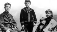 Die Schriftsteller Heinrich und Thomas Mann als Kinder mit ihren Schwestern Carla und Julia, aufgenommen in einem Lübecker Fotostudio um das Jahr 1885. © dpa Scheerer 