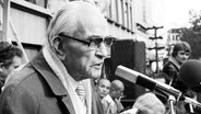 Der Theologe Martin Niemöller am 26.10.1980 bei einer Kundgebung in Kaiserslautern gegen Atomraketen © picture alliance / Klaus Rose Foto: Klaus Rose