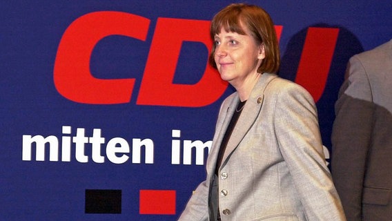 CDU-Generalsekretärin Angela Merkel geht am 20.3.2000 im Berliner Konrad-Adenauer-Haus zu der mit Spannung erwarteten Pressekonferenz. Von der CDU-Spitze war sie gerade als Kandidatin für den Parteivorsitz und somit für die Nachfolge von Schäuble vorgeschlagen worden. © picture-alliance / dpa Foto: Michael Jung