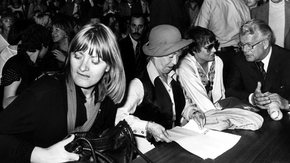 Inge Meysel mit Alice Schwarzer (l) und "Stern"-Chefredakteur Henri Nannen (r) zu Beginn des "Sexismus-Prozesses" am 16. Juli 1978 im Landgericht Hamburg © dpa - Bildarchiv 