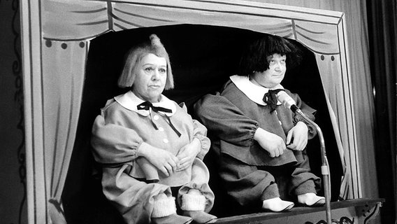 Brigitte Mira (l.) und Klaus Günther Neumann spielen am 5.5.1965 als "Max und Moritz" auf der Berliner Kleinkunstbühne "Kabarett der Komiker" zusammen mit Harald Ludwig (oben) ihr heiter-satirisches Programm "Paprikaschoten a la Berlin". Brigitte Mira (l.) und Klaus Günther Neumann spielen am 5.5.1965 als "Max und Moritz" auf der Berliner Kleinkunstbühne "Kabarett der Komiker" zusammen mit Harald Ludwig (oben) ihr heiter-satirisches Programm "Paprikaschoten a la Berlin". © picture-alliance / dpa Foto: Konrad Giehr