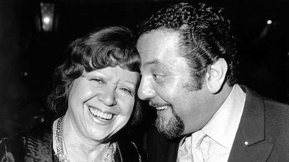 Brigitte Mira mit ihrem fünften Ehemann, dem 1983 verstorbenen italo-amerikanischen Regisseur Frank Guerente, am 3. Juni 1981 in Berlin. Brigitte Mira mit ihrem fünften Ehemann, dem 1983 verstorbenen italo-amerikanischen Regisseur Frank Guerente, am 3. Juni 1981 in Berlin. © picture-alliance / dpa Foto: von Maydell