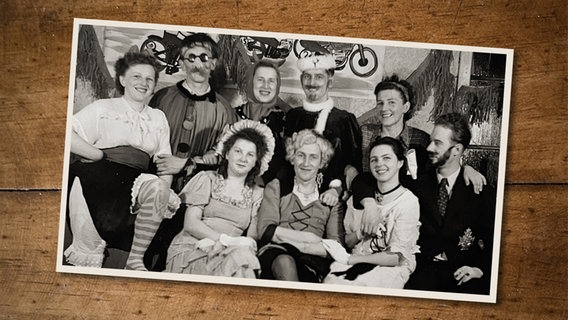 Ingeborg und Heinz Möller (Mitte obere Reihe) mit Freunden auf einem Faschingsfest, undatierte Aufnahme. © privat 
