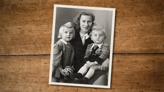 Ingeborg Möller aus Barth mit ihren zwei ersten Kindern auf dem Schoß. © privat 