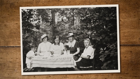 Heinz Möller a(rechts) mit Geschwistern, Mutter und einer Tante, undatierte Aufnahme. © privat 