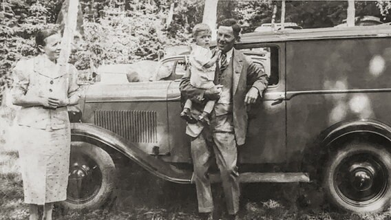 Heinz Möller als kleines Kind auf dem Arm seines Vaters, undatierte Aufnahme. © privat 