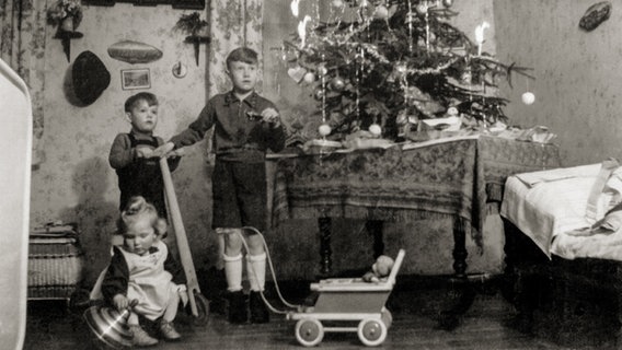 Anna Möschter als Kleinkind mit zwei ihrer Geschwister Weihnachten in Bildstock. © Privat 