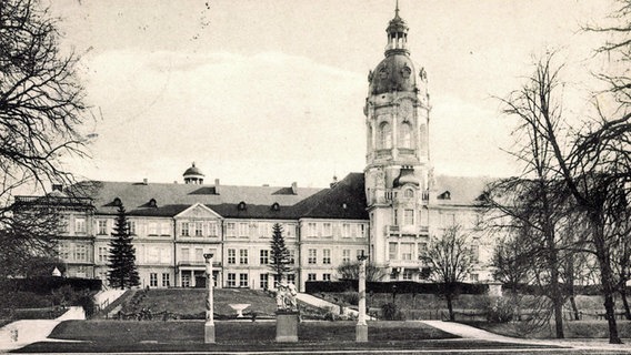 Schloss Neustrelitz auf einem historischen Foto aus der Zeit um 1935 © imago/Arkivi 