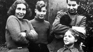 Gräfin Nina von Stauffenberg (1913 - 2006) mit drei ihrer fünf Kinder (aufgenommen wahrscheinlich 1954) © picture alliance / Adolf von Castagne / dpa Foto: Adolf von Castagne