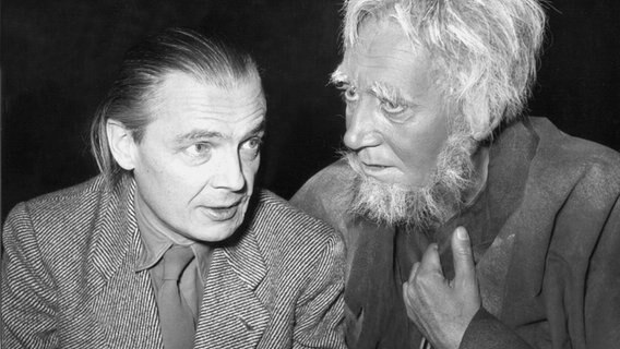 Der Schriftsteller Hans Erich Nossack (l) im Gespräch mit dem Hauptdarsteller seines Dramas "Die Rotte Kain", Mathias Wiemann (r) während den Proben am Hamburger Schauspielhaus im März 1952. Der Schriftsteller Hans Erich Nossack (l) im Gespräch mit dem Hauptdarsteller seines Dramas "Die Rotte Kain", Mathias Wiemann (r) während den Proben am Hamburger Schauspielhaus im März 1952. © dpa - Bildarchiv Foto: Wolfgang Michaels