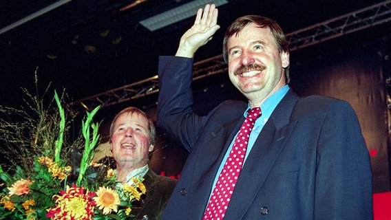 Ortwin Runde (SPD, rechts) bedankt sich am Freitag (26.09.1997) nach seiner Wahl zum neuen Hamburger Bürgermeister bei den Delegierten auf dem außerordentlichen Landesparteitag. © picture alliance/dpa Foto: Stefan_Hesse