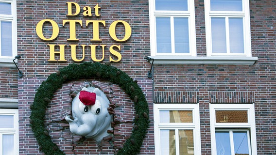Eine Skulptur eines Ottifanten hängt an der Fassade des Otto Huus in Emden. © chromorange Foto: Monika Wirth