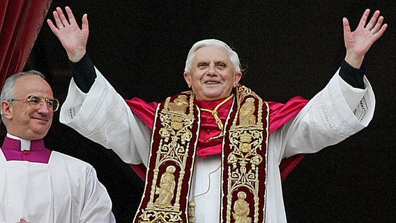 Der neu gewählte Papst Benedikt XVI. grüßt am 19. April 2005 vom Balkon des Petersdoms. © picture-alliance/ dpa/dpaweb Foto: epa ansa Claudio Onorati