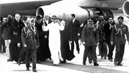 1964: Papst Paul VI. besucht das Heilige Land, hier nach seiner Ankunft auf dem Flughafen von Amman © picture-alliance / dpa | EPU 